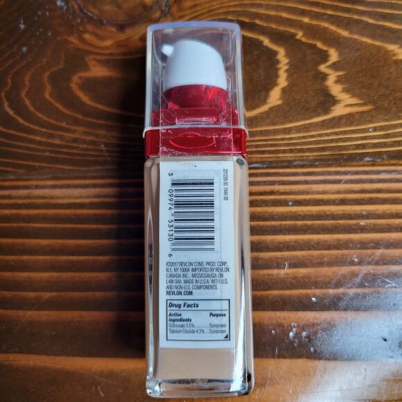 REVLON AGE DEFYING 3X Liquid Foundation SPF 20 - 30 SOFT BEIGE✨️NEW✨️ - Picture 3 of 8